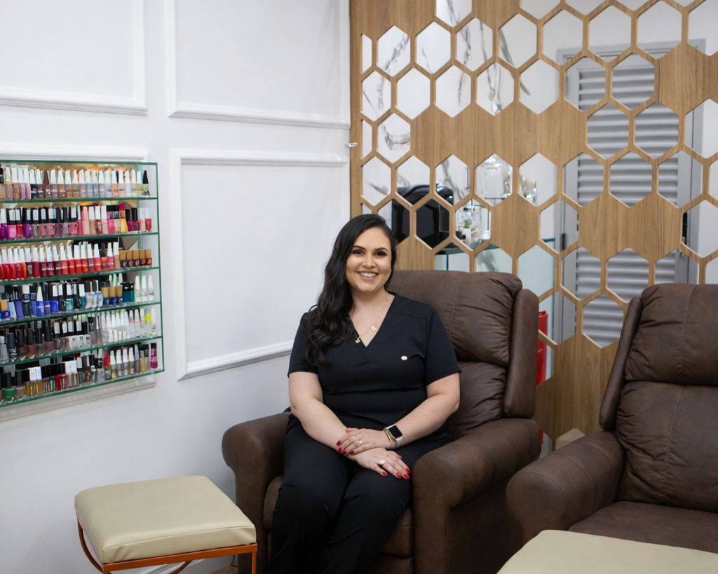 Estação de manicure em salão de estética em Contagem com bancada branca e cadeiras confortáveis