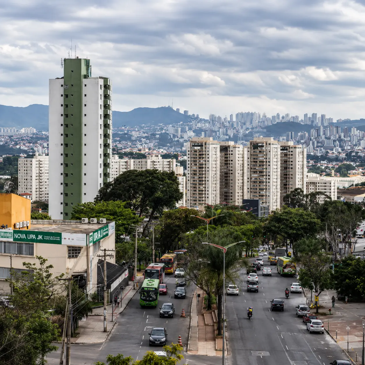 Vista urbana contemporânea do bairro Eldorado em Contagem com edifícios residenciais, mobilidade urbana e atmosfera metropolitana brasileira.