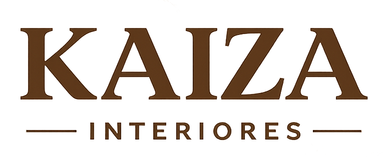 Logo da Kaiza Interiores em tipografia serifada elegante na cor marrom sobre fundo claro, representando marca de interiores contemporâneos residenciais.